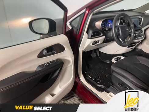 Used 2017 Chrysler Pacifica Touring FWD image 9