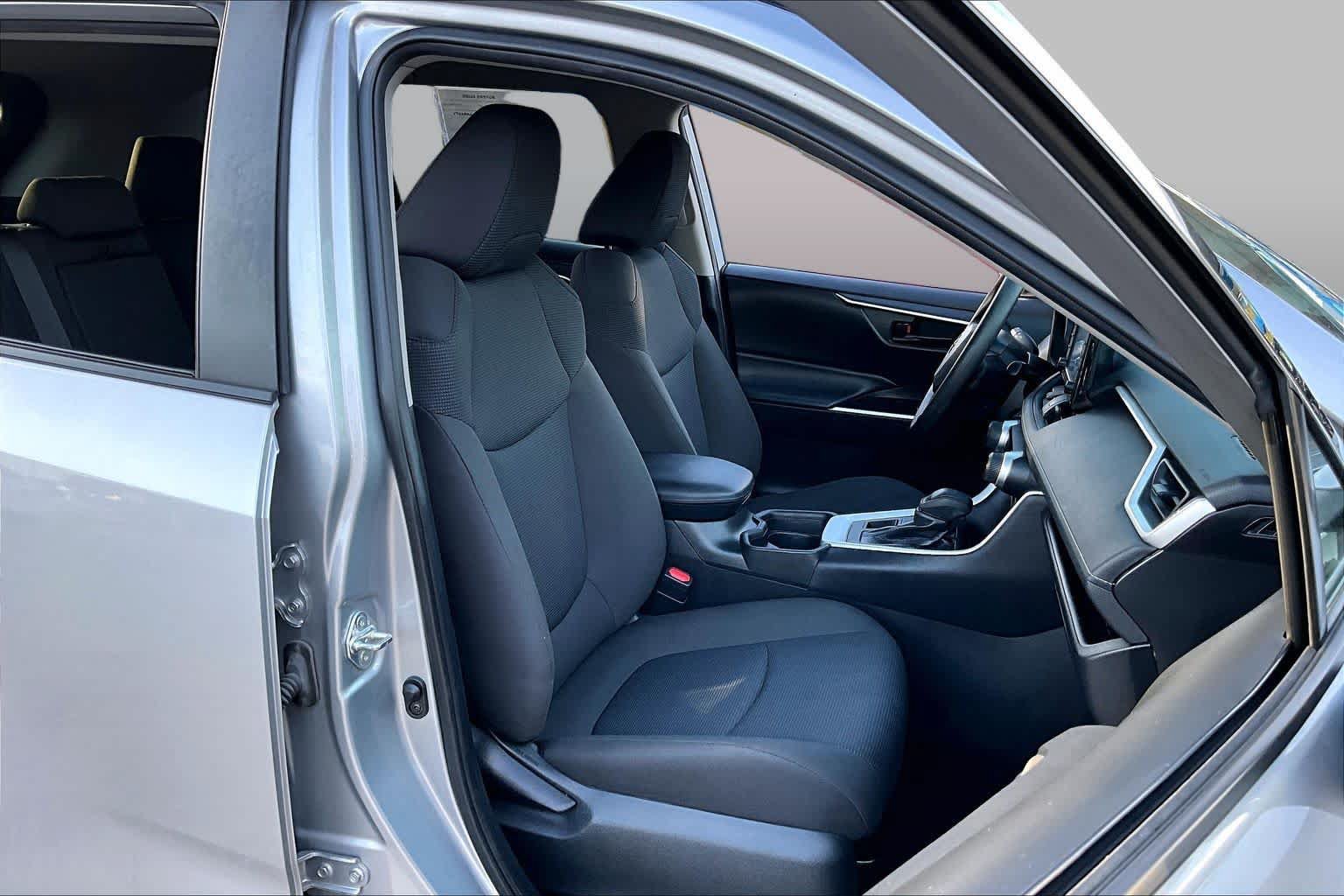Used 2021 Toyota RAV4 LE AWD/4WD image 8