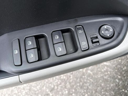 Used 2024 Hyundai Venue SEL FWD image 9