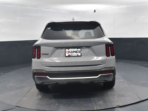 Used 2025 Kia Sorento S image 8