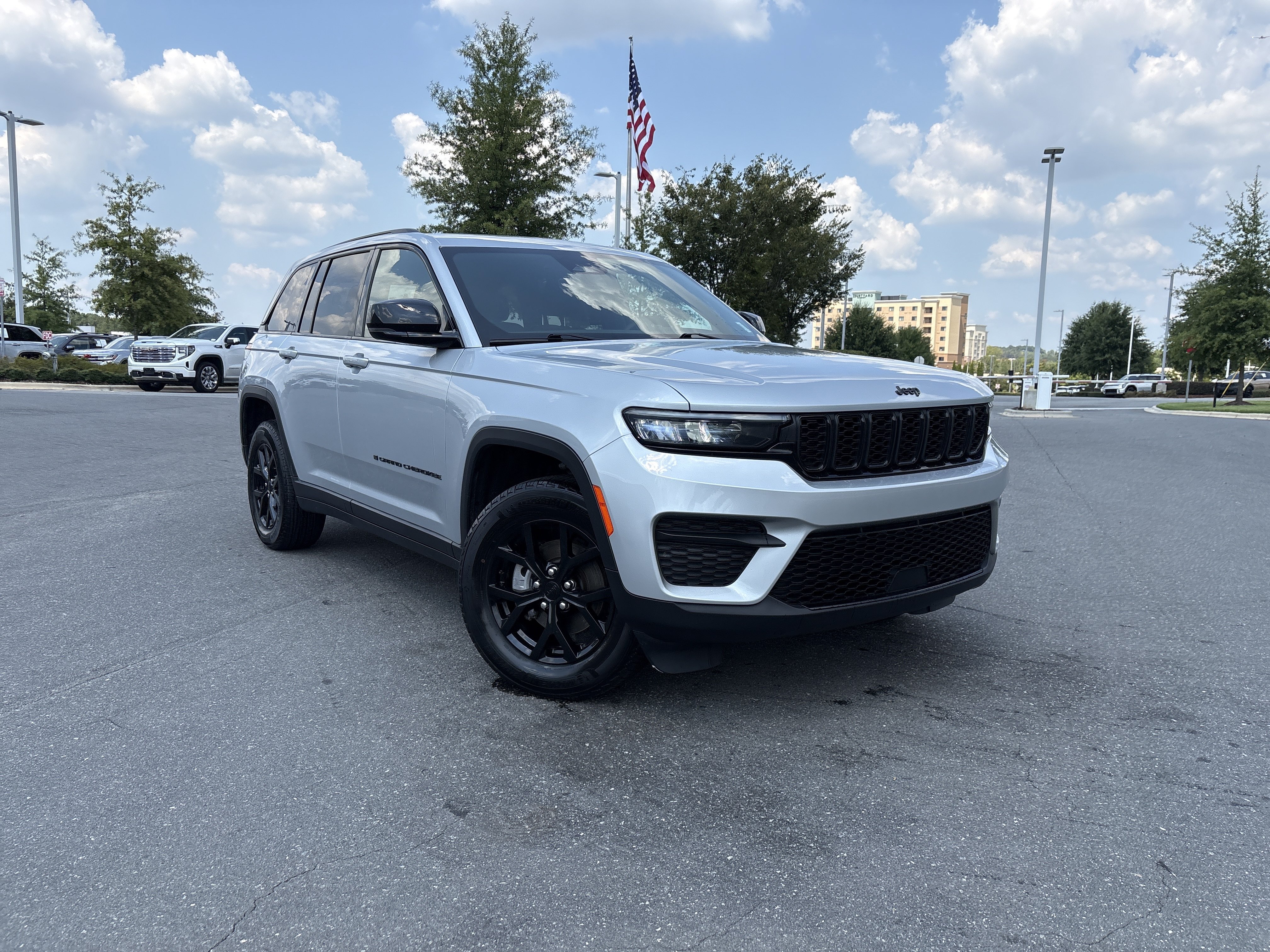 Used 2025 Jeep Grand Cherokee Altitude AWD/4WD image 2