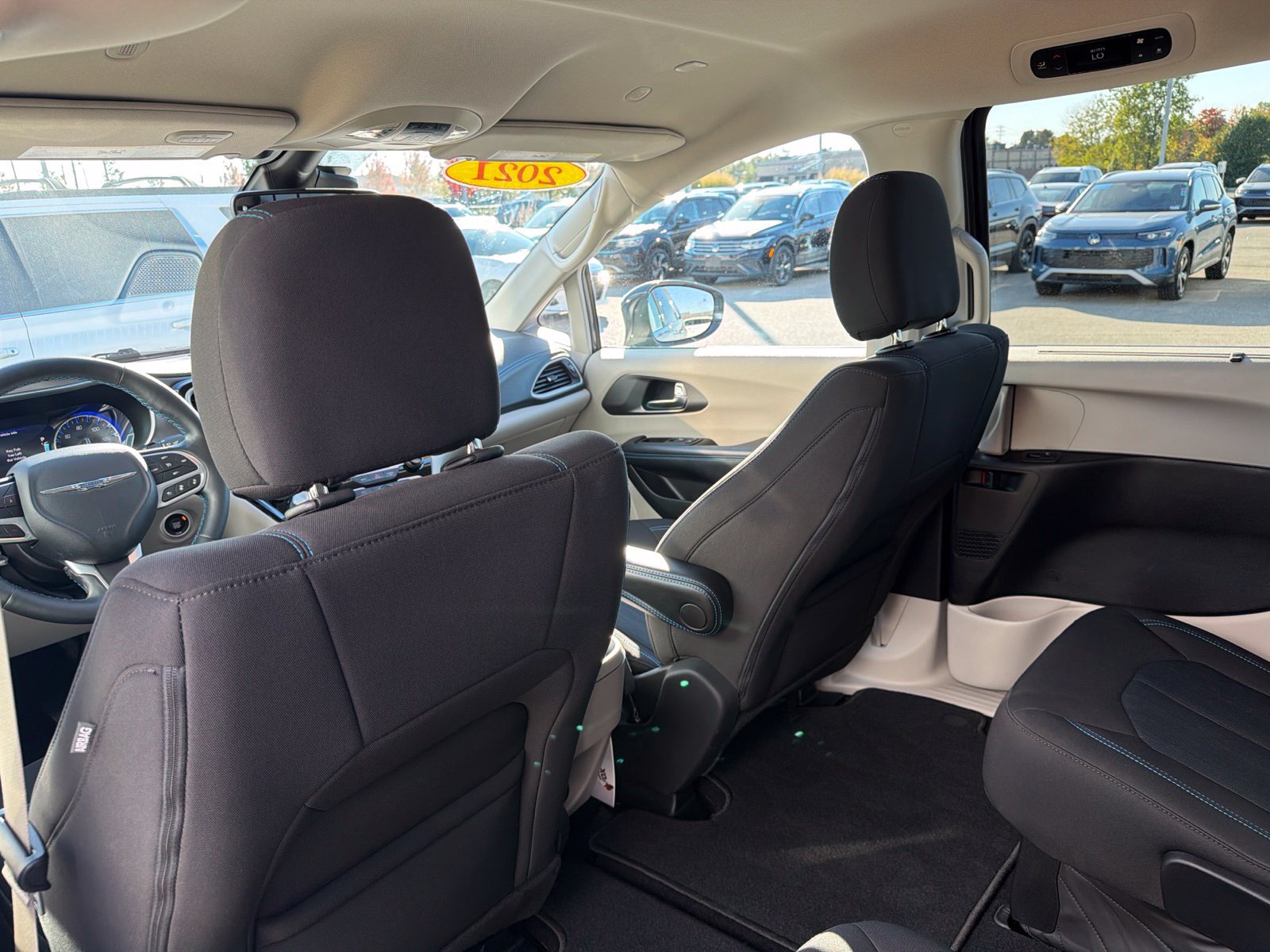 Used 2021 Chrysler Pacifica Touring w/ Cold Weather Group FWD image 38