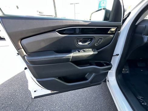 Used 2023 Honda Pilot Touring image 18