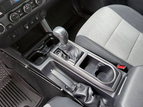 Used 2021 Toyota Tacoma TRD Off-Road AWD/4WD image 19