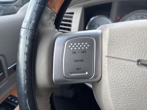 Used 2008 Chrysler Aspen Limited image 16