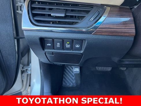 Used 2015 Toyota Avalon Limited image 32