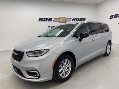 Used 2024 Chrysler Pacifica Touring-L FWD image 1