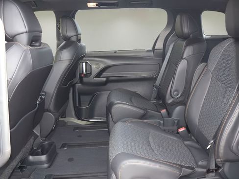 Used 2025 Toyota Sienna Limited FWD image 13