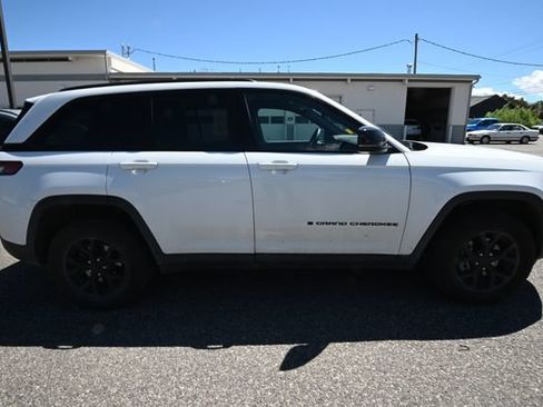 Used 2024 Jeep Grand Cherokee Altitude AWD/4WD image 4