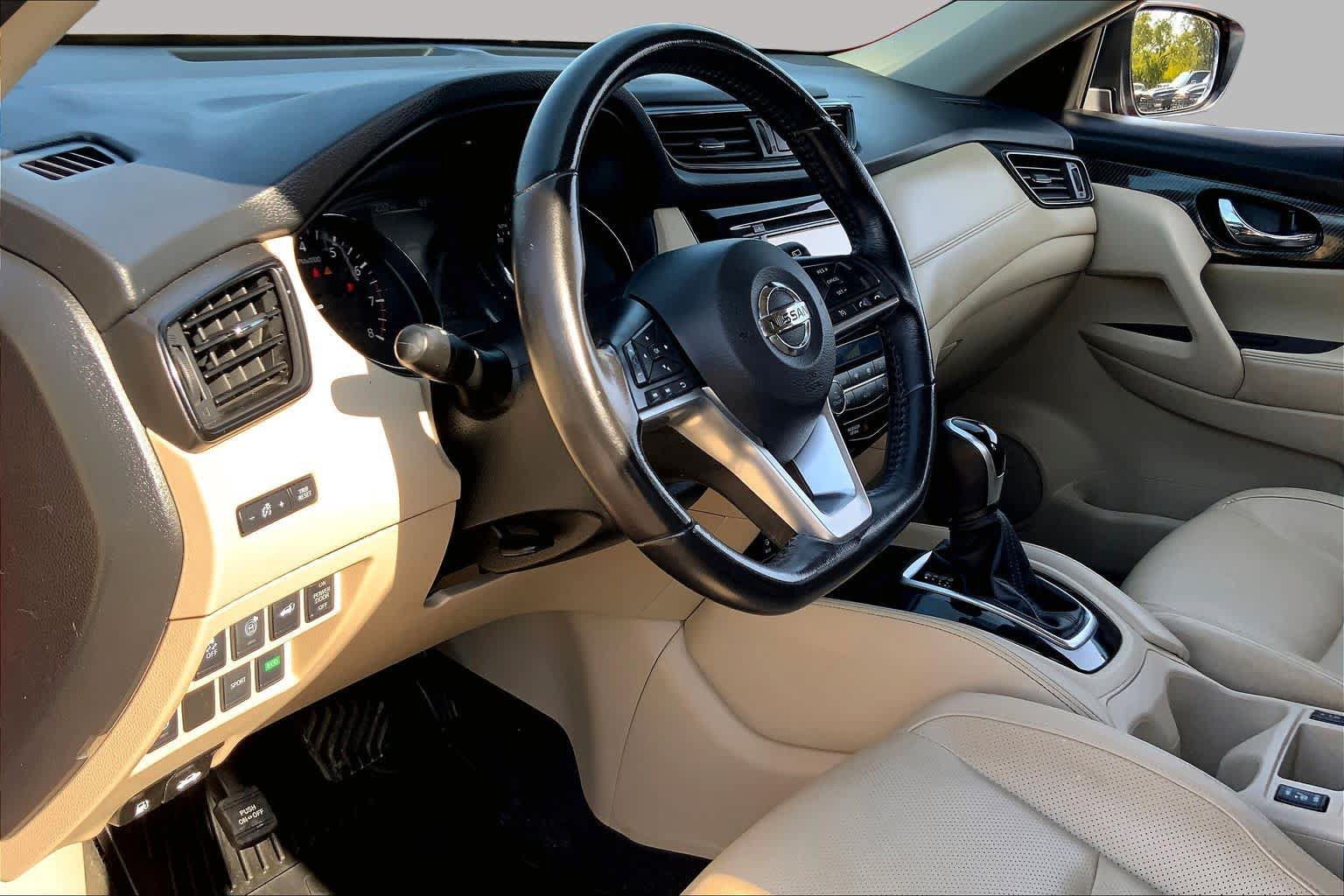 Used 2017 Nissan Rogue SL w/ SL Premium Package FWD image 18