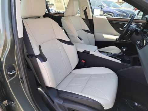 Used 2025 Lexus ES 300h Ultra Luxury w/ Accessory Package (Z2) FWD image 10