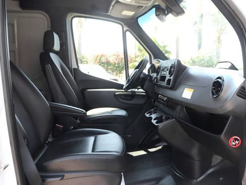 Used 2025 Mercedes-Benz Sprinter 2500 image 35