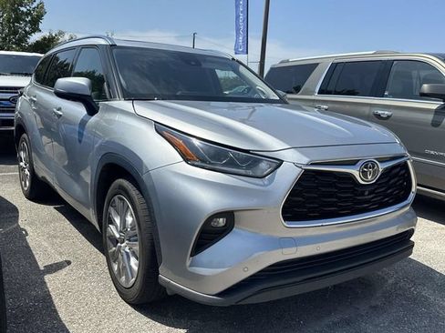 Used 2021 Toyota Highlander Limited FWD image 9