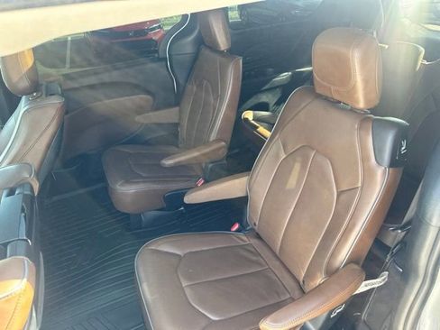 Used 2017 Chrysler Pacifica Limited FWD image 16