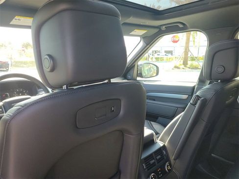 New 2025 Land Rover Discovery Dynamic SE image 17