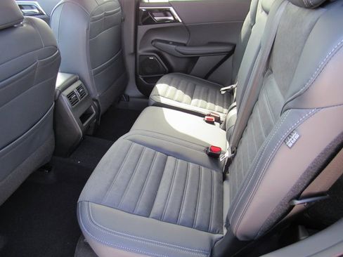 New 2025 Mitsubishi Outlander SE image 9