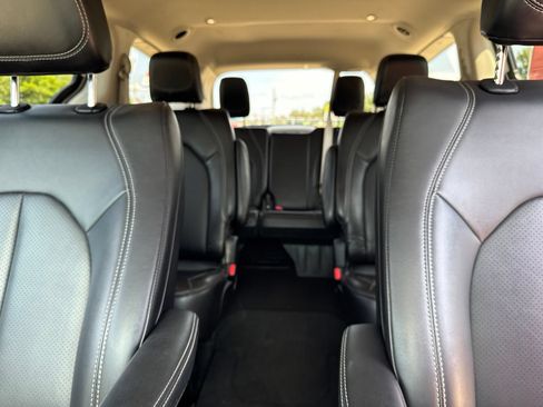 Used 2024 Chrysler Pacifica Touring-L FWD image 24