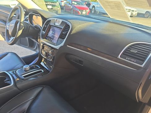 Used 2022 Chrysler 300 Touring L w/ Comfort Group image 12