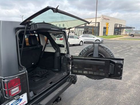 Used 2017 Jeep Wrangler Unlimited Sahara AWD/4WD image 25