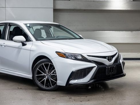 Used 2024 Toyota Camry SE image 15