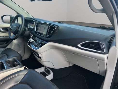 Used 2023 Chrysler Pacifica Touring-L FWD image 29