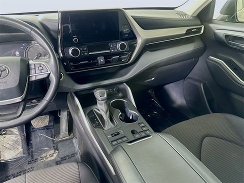 Used 2024 Toyota Highlander LE image 20