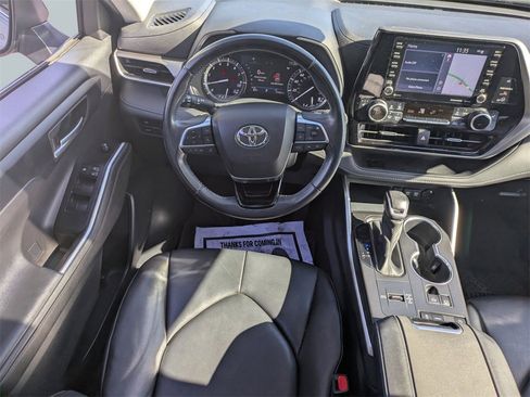 Used 2021 Toyota Highlander XLE image 17