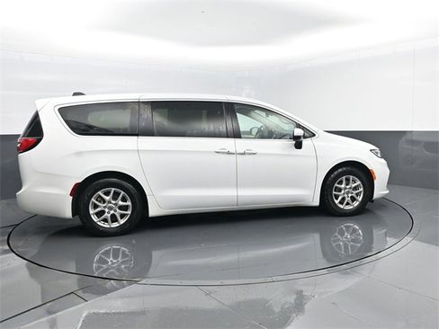 Used 2023 Chrysler Pacifica Touring-L image 4