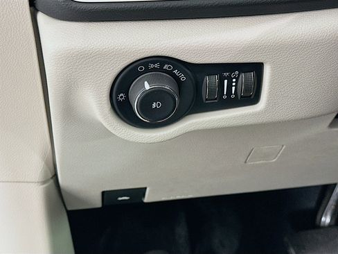 Used 2022 Chrysler Pacifica Touring-L image 17