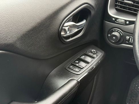 Used 2019 Jeep Cherokee Latitude Plus image 6