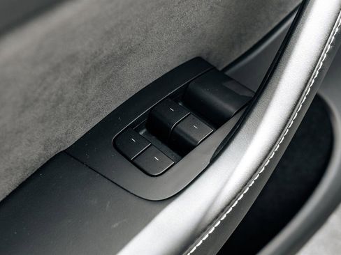 Used 2025 Tesla Model Y Long Range AWD/4WD image 18