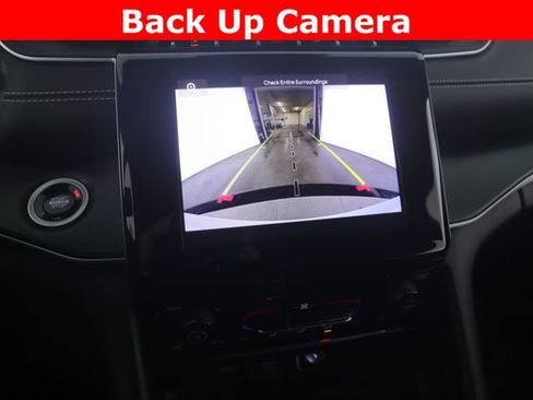 Used 2024 Jeep Grand Cherokee Laredo image 4