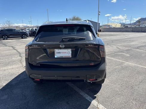 Used 2025 Nissan Kicks SR w/ Illumination Package image 8