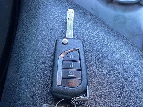 Used 2020 Toyota Camry LE image 23