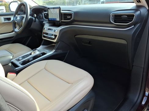 Certified 2022 Ford Explorer XLT w/ Equipment Group 202A image 9