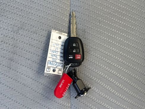 Used 2016 Toyota Camry LE image 29