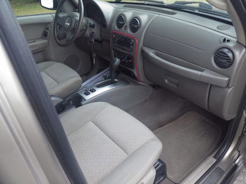 Used 2005 Jeep Liberty Renegade image 17