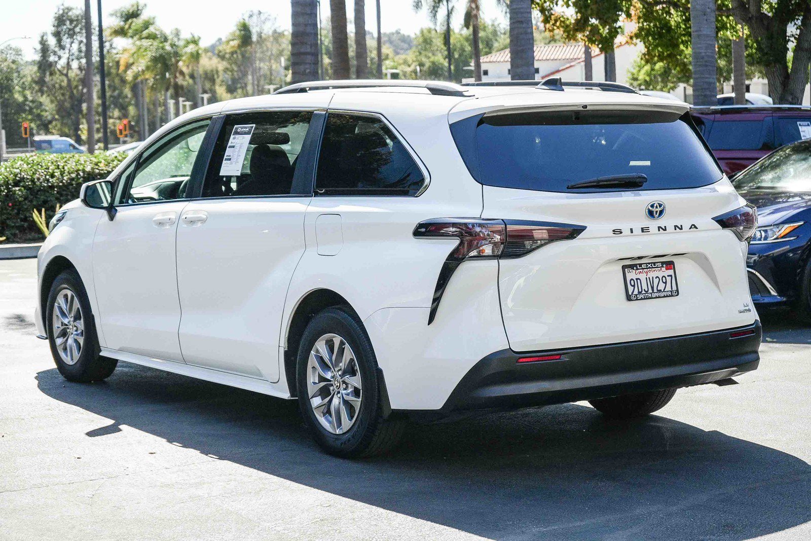 Used 2023 Toyota Sienna LE w/ LE Plus Package FWD image 4