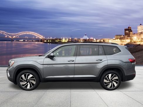 Used 2024 Volkswagen Atlas SE w/ Panoramic Sunroof Package image 2