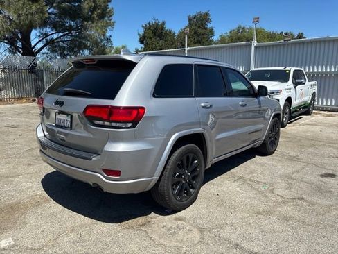 Used 2019 Jeep Grand Cherokee Altitude RWD image 3