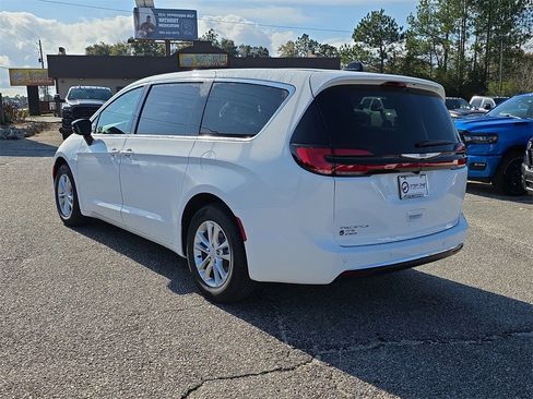 New 2026 Chrysler Pacifica Select image 7