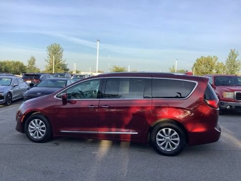 Used 2018 Chrysler Pacifica Touring-L Plus FWD image 7