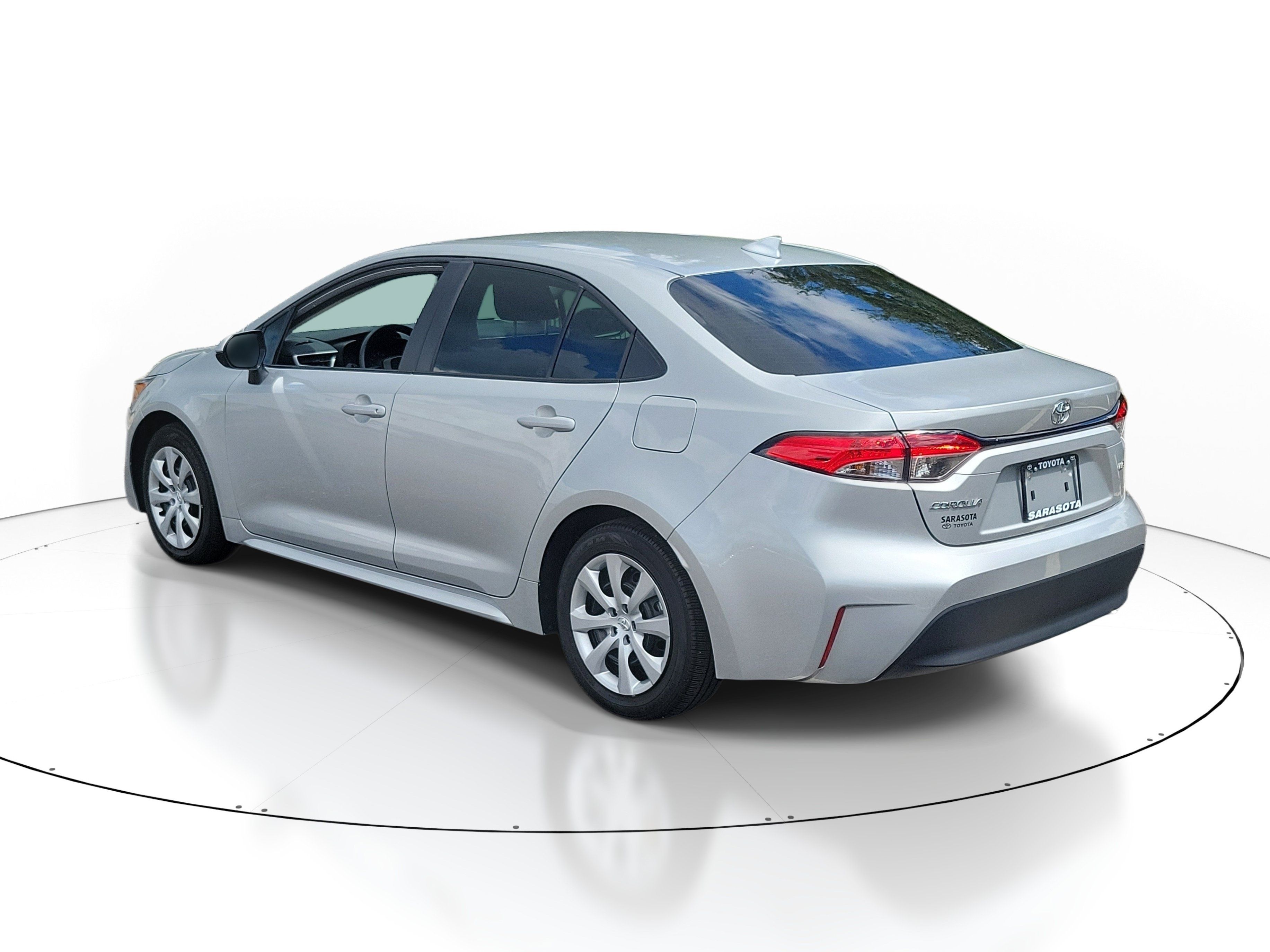 Used 2025 Toyota Corolla LE FWD image 4