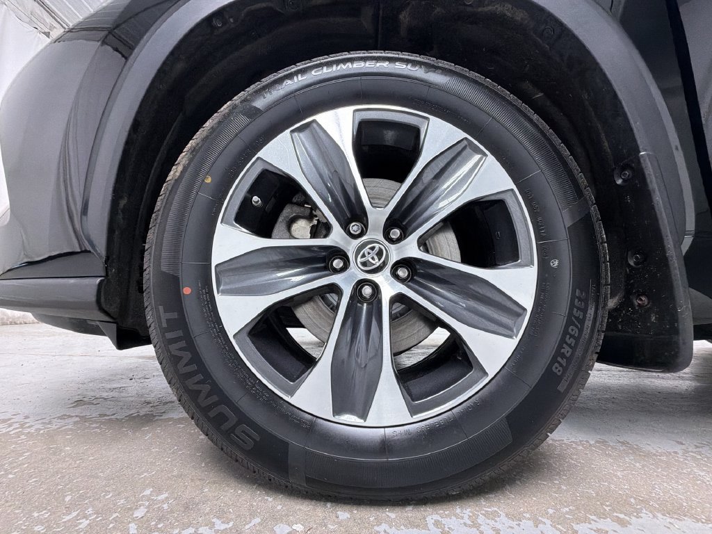 Used 2023 Toyota Highlander XLE AWD/4WD image 13