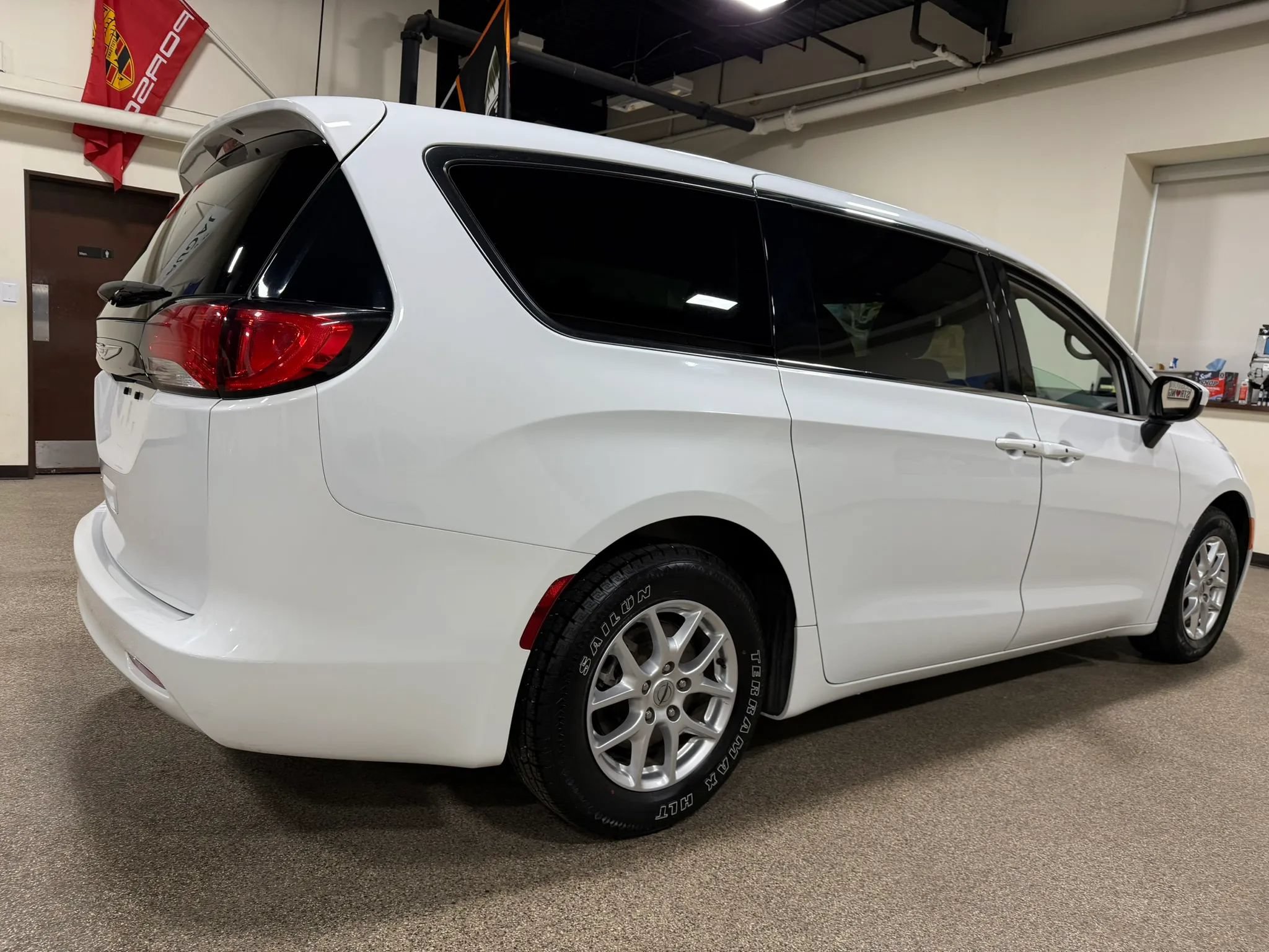 Used 2023 Chrysler Voyager LX FWD image 16