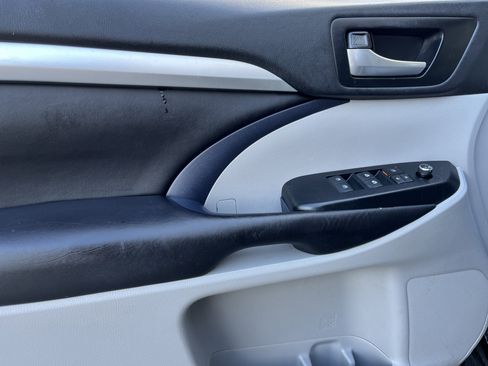 Used 2019 Toyota Highlander XLE image 14