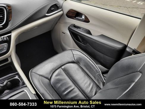 Used 2022 Chrysler Pacifica Limited image 15