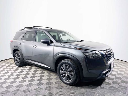 Used 2022 Nissan Pathfinder SV image 3