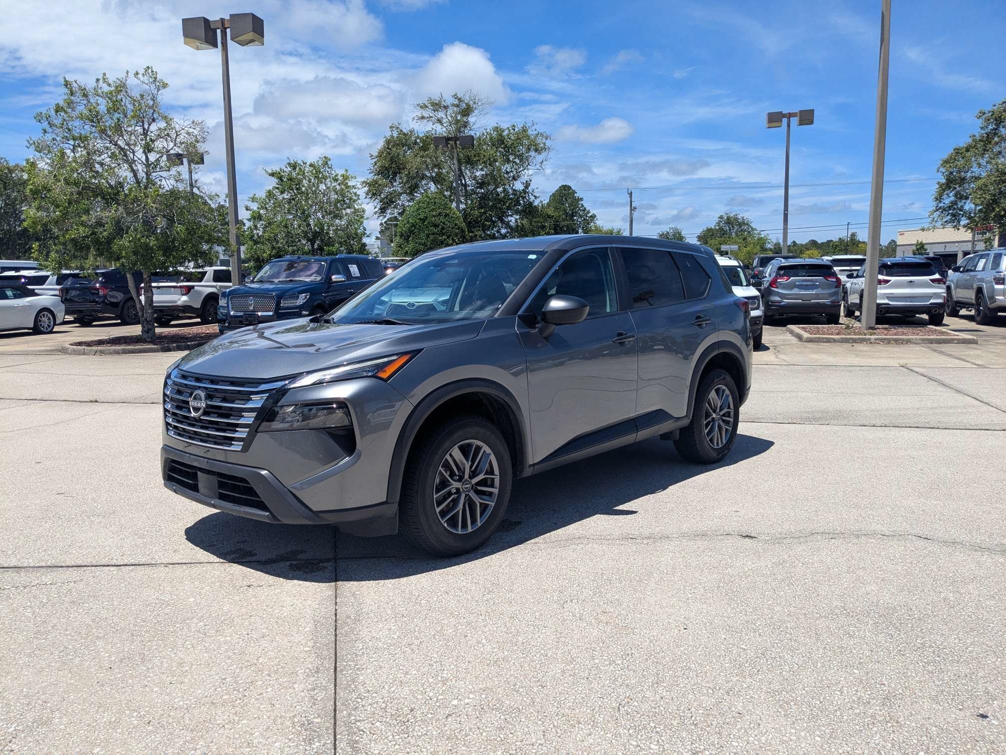 Used 2024 Nissan Rogue S AWD/4WD image 8