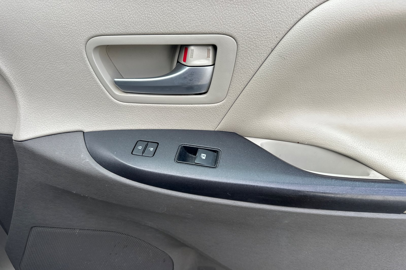 Used 2015 Toyota Sienna LE FWD image 22